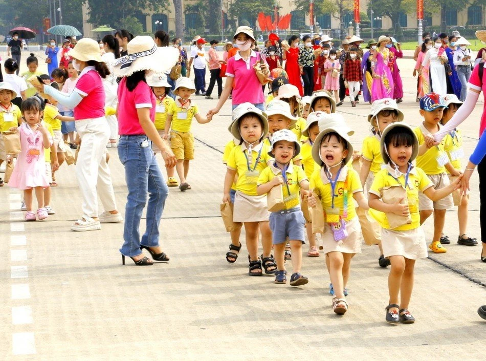 Thiếu niên, nhi đồng bên Lăng Bác Hồ - Hồ Chí Minh