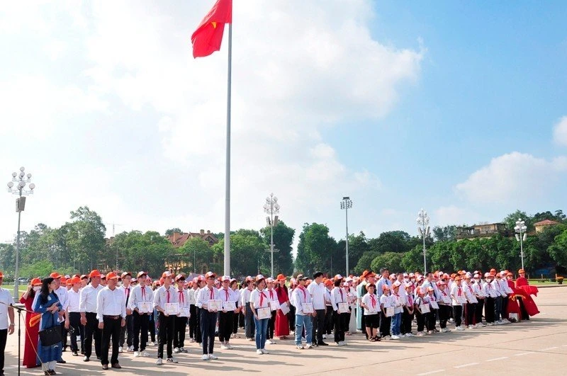 Thiếu niên, nhi đồng bên Lăng Bác Hồ - Hồ Chí Minh