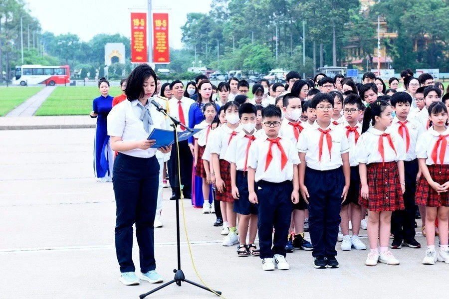 Thiếu niên, nhi đồng bên Lăng Bác Hồ - Hồ Chí Minh