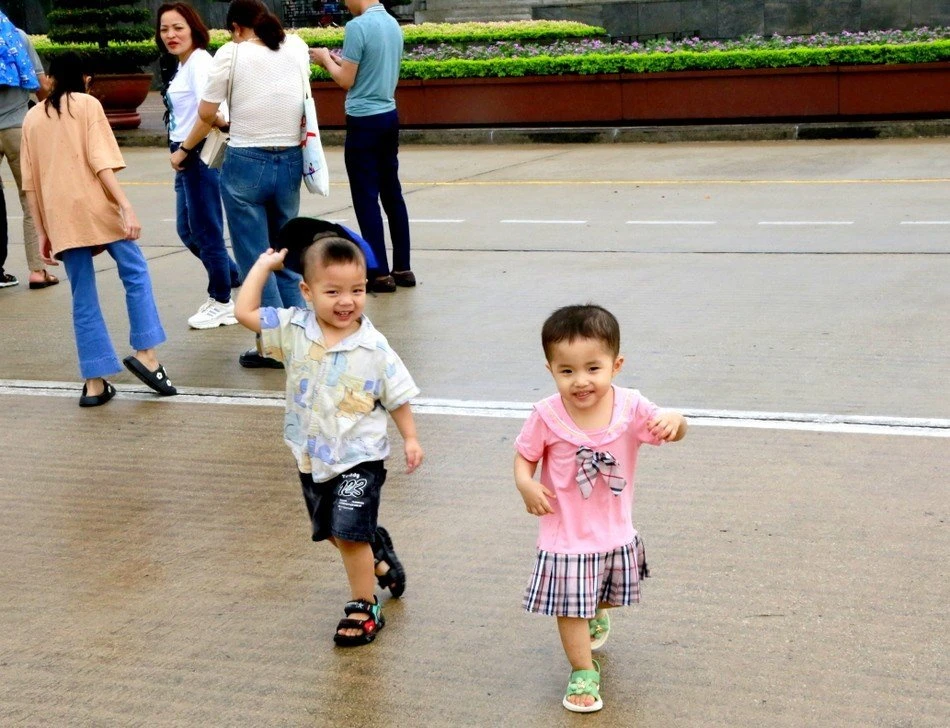 Thiếu niên, nhi đồng bên Lăng Bác Hồ - Hồ Chí Minh