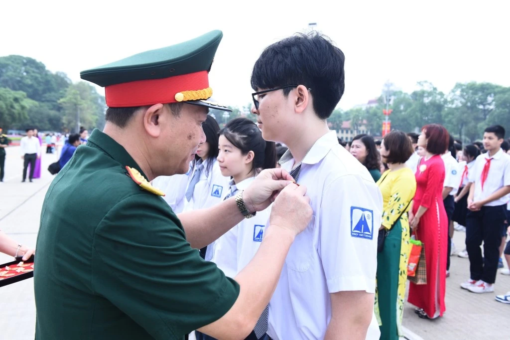 Thiếu niên, nhi đồng bên Lăng Bác Hồ - Hồ Chí Minh