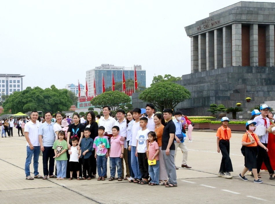 Thiếu niên, nhi đồng bên Lăng Bác Hồ - Hồ Chí Minh